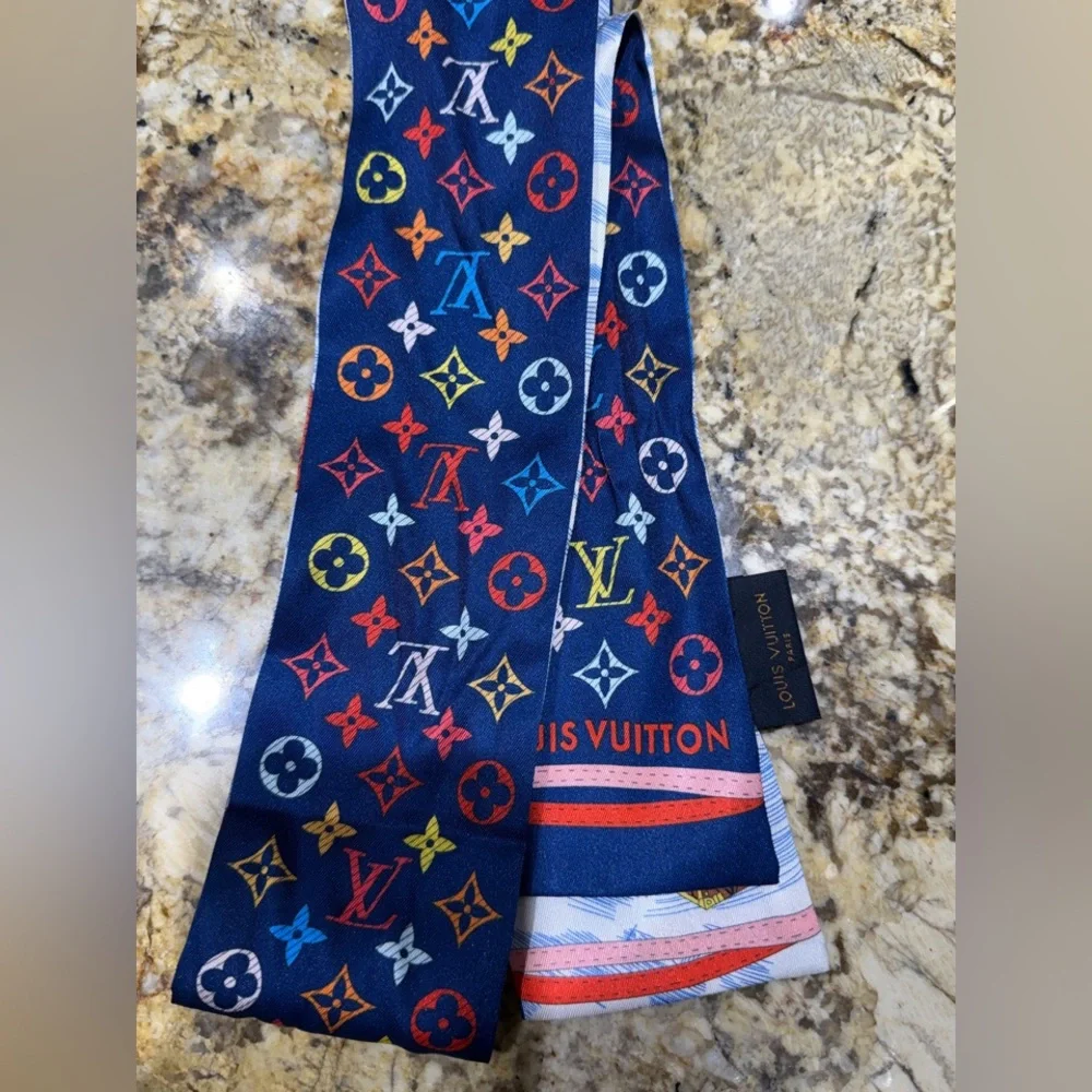 EUC LOUIS VUITTON TWILLY SMALL SCARF VIVIENNE - Picture 2 of 11